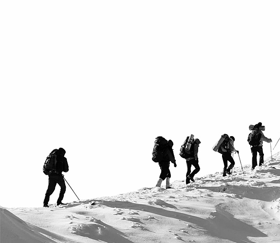 Bergsteiger erklimmen gemeinsam einen schneebedeckten Gipfle
